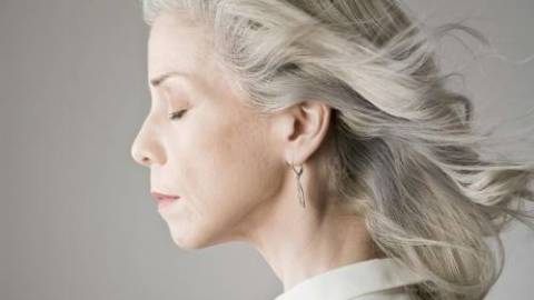 Cuál es el factor que determina la aparición de las canas?